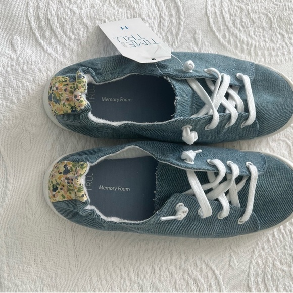 Time And True: NEW Women woven slip on sneakers with floral elastic back Size 11 - Picture 1 of 15